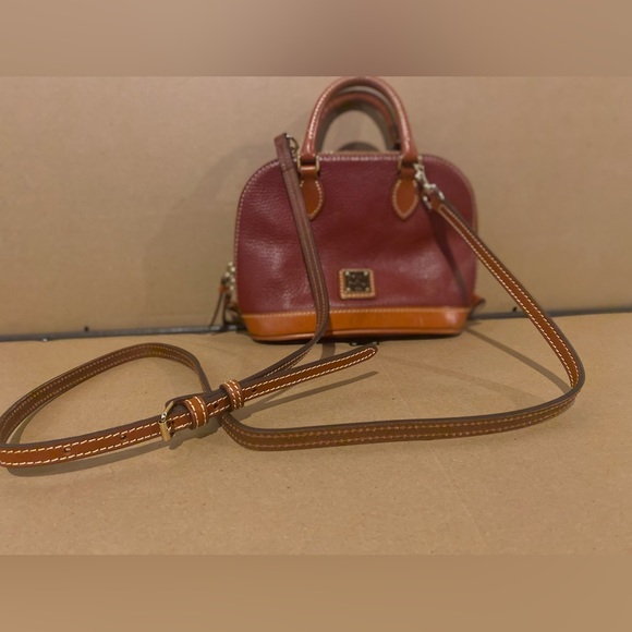 Dooney and Bourke Handbag - Picture 1 of 2